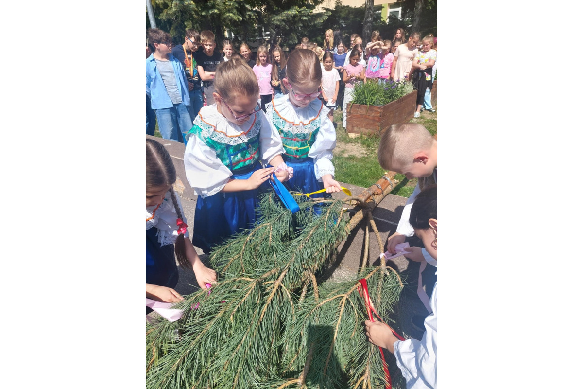 FOTO: Takto vyzerala atmosféra počas stavania májov v Trnavskom kraji, foto 3