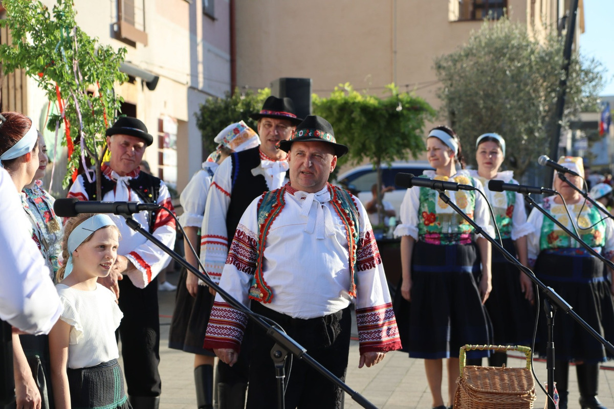 FOTO: Takto vyzerala atmosféra počas stavania májov v Trnavskom kraji, foto 5