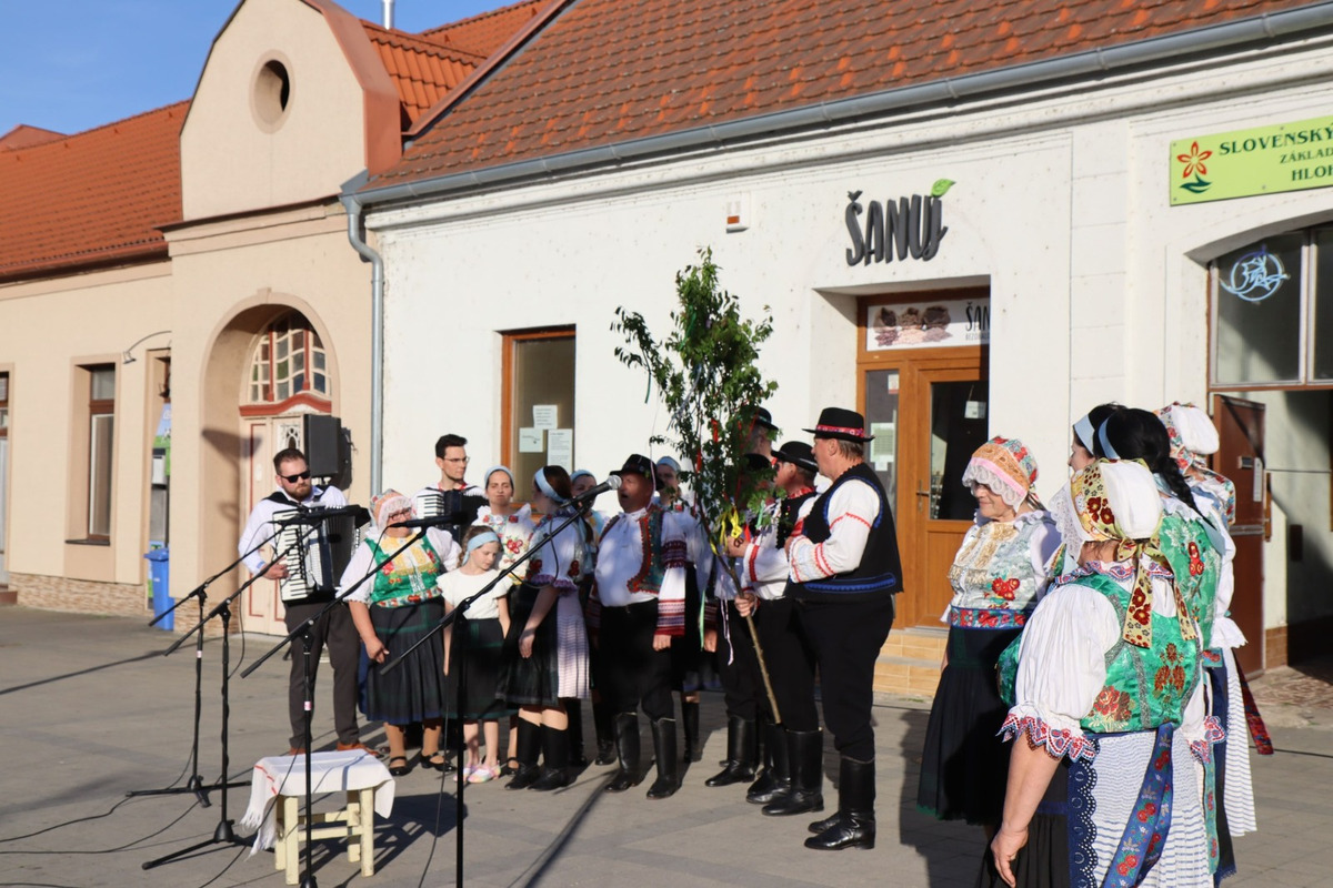 FOTO: Takto vyzerala atmosféra počas stavania májov v Trnavskom kraji, foto 6
