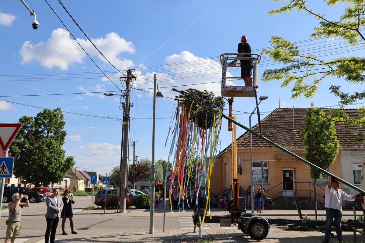 FOTO: Takto vyzerala atmosféra počas stavania májov v Trnavskom kraji, foto 7