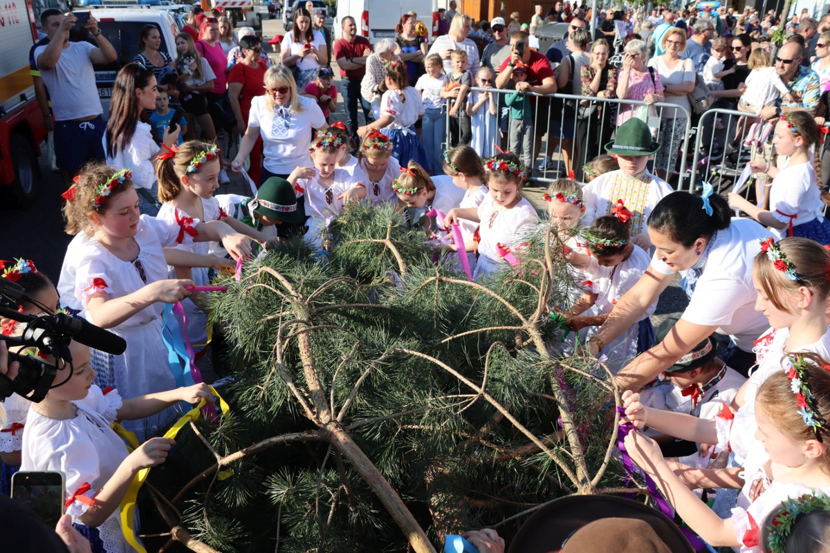 FOTO: Takto vyzerala atmosféra počas stavania májov v Trnavskom kraji, foto 10