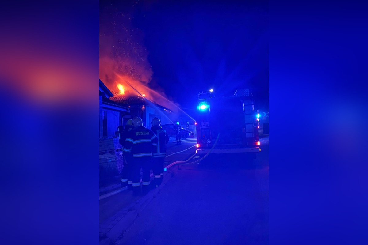 FOTO: V Holíči došlo k rozsiahlemu požiaru rodinného domu, foto 1