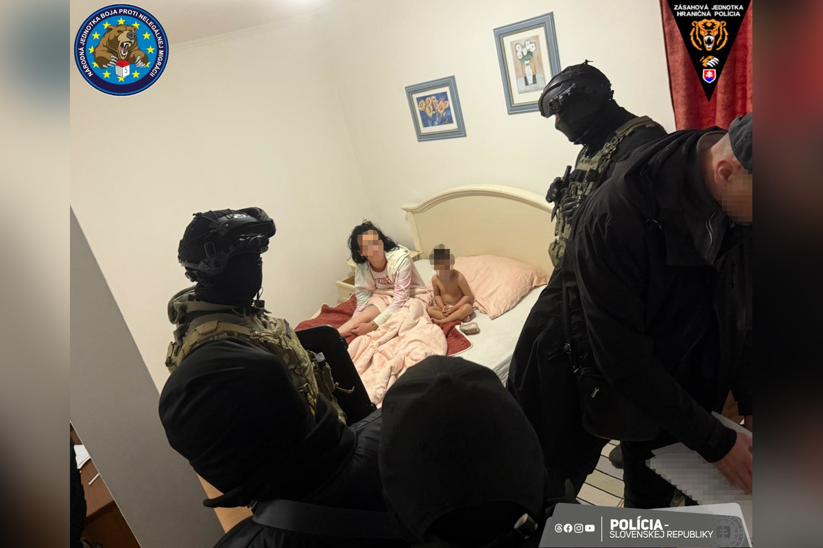 FOTO: Polícia zadržala dvojicu, ktorá nútila mladistvé k sexuálnym službám, foto 1