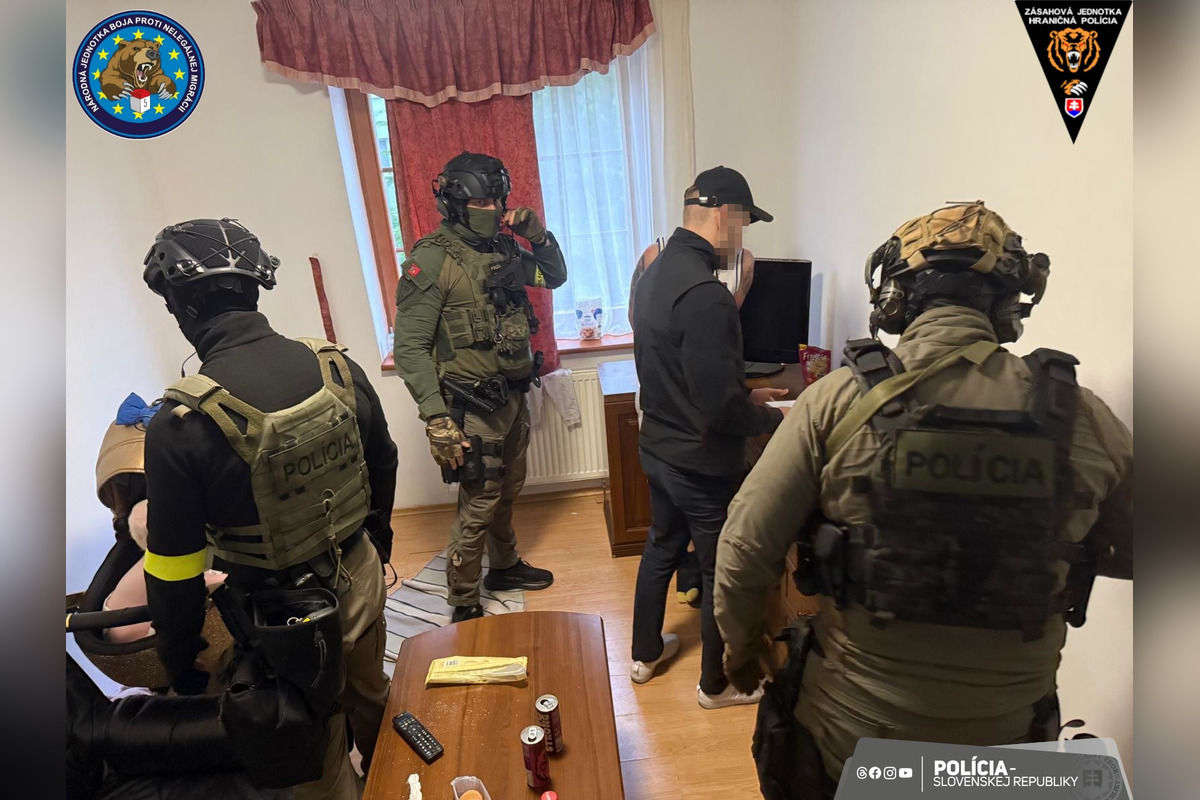 FOTO: Polícia zadržala dvojicu, ktorá nútila mladistvé k sexuálnym službám, foto 2