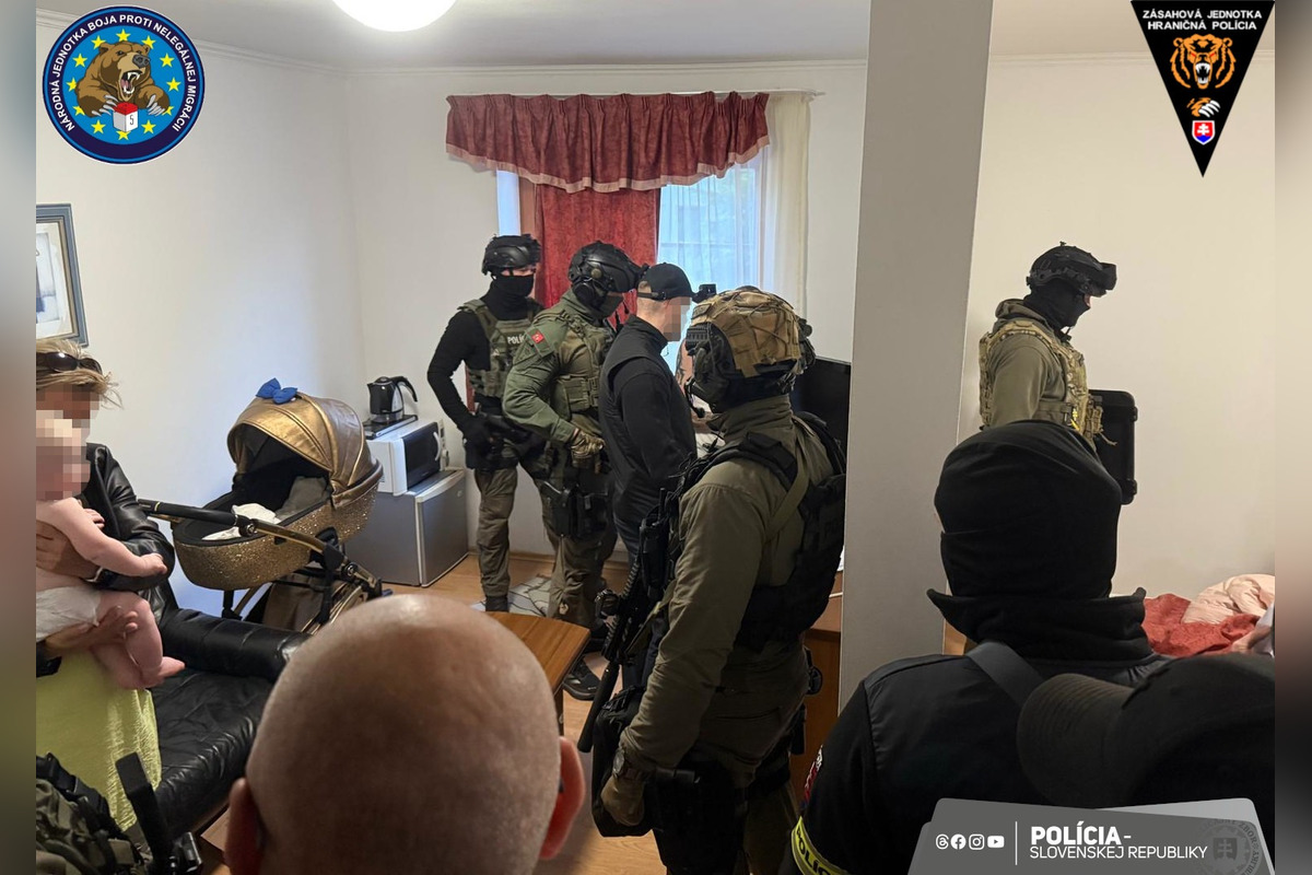 FOTO: Polícia zadržala dvojicu, ktorá nútila mladistvé k sexuálnym službám, foto 3