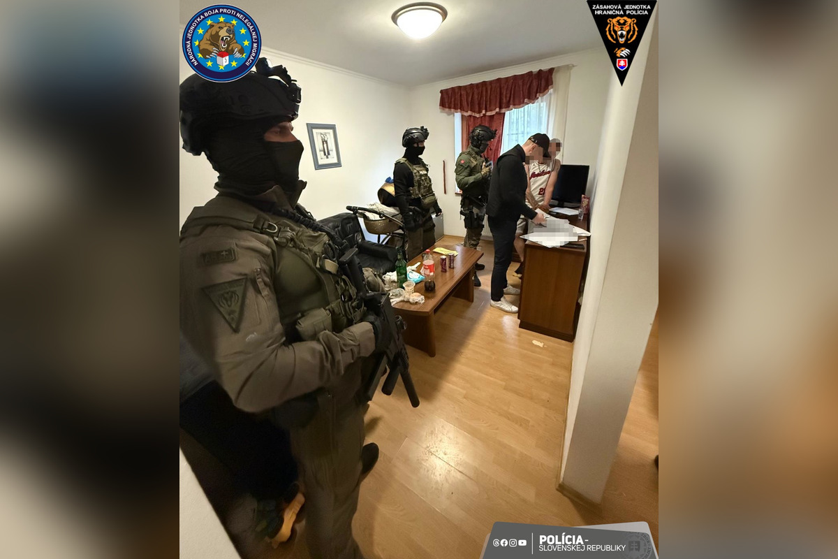 FOTO: Polícia zadržala dvojicu, ktorá nútila mladistvé k sexuálnym službám, foto 4