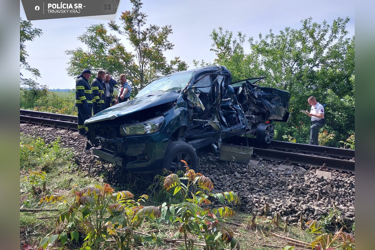 FOTO: Zrážka vlaku s autom na priecestí, foto 1