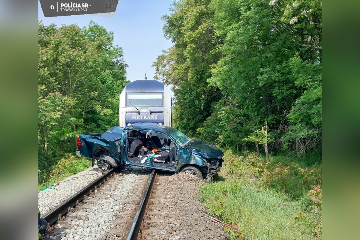 FOTO: Zrážka vlaku s autom na priecestí, foto 2
