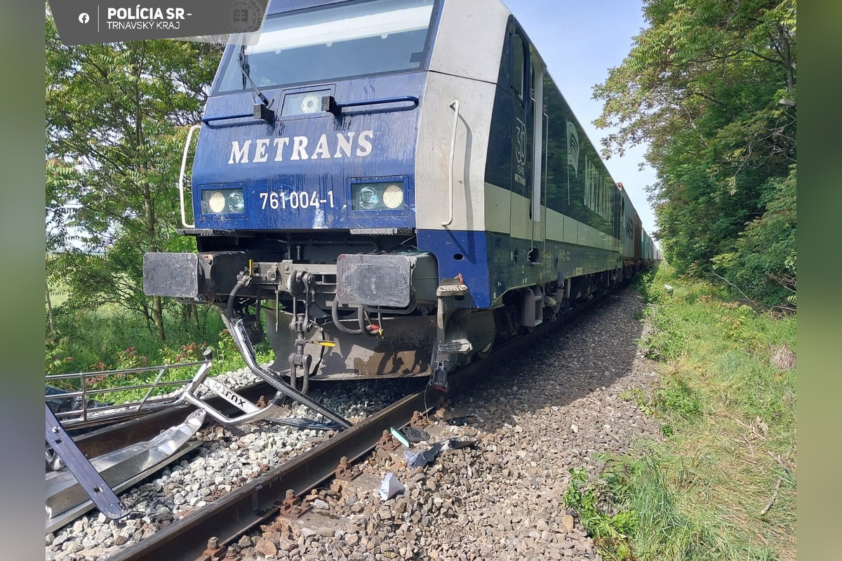 FOTO: Zrážka vlaku s autom na priecestí, foto 3