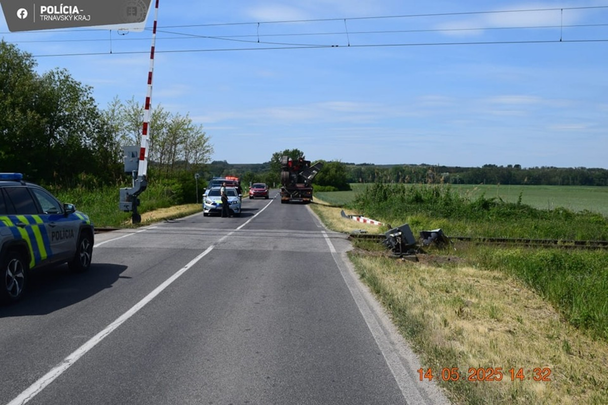 FOTO: Nákladiak vrazil do závor na železničnom priecestí pri Borskom Mikuláši, teraz je nechránené , foto 1