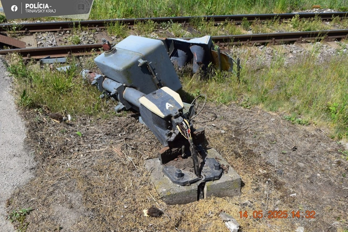 FOTO: Nákladiak vrazil do závor na železničnom priecestí pri Borskom Mikuláši, teraz je nechránené , foto 3