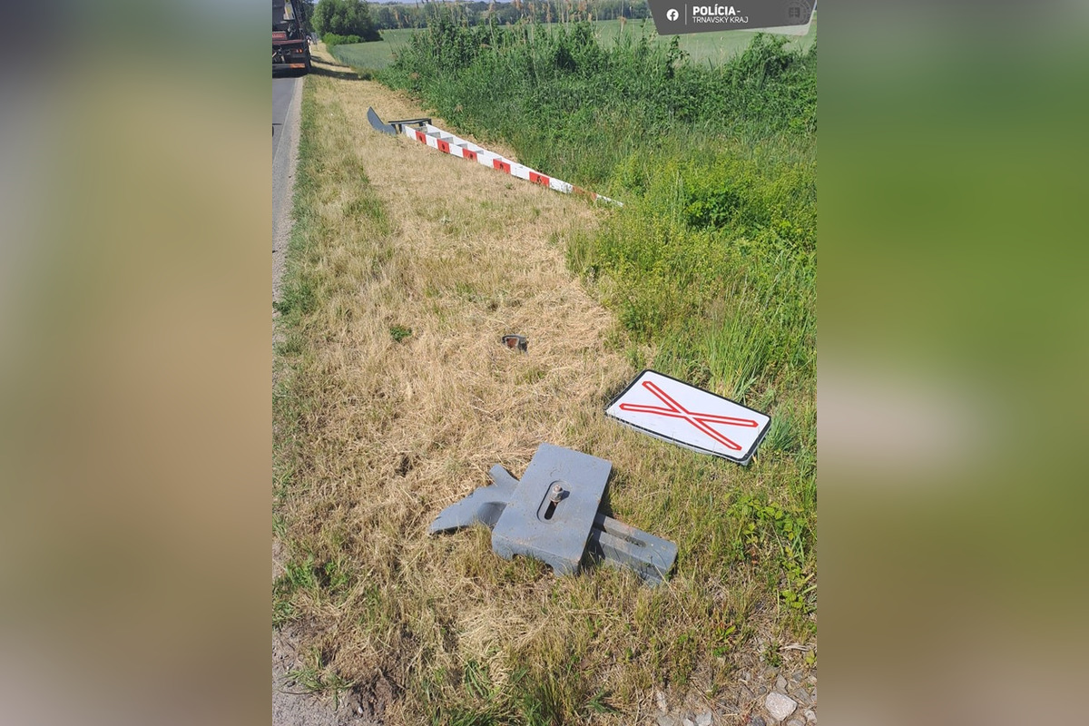 FOTO: Nákladiak vrazil do závor na železničnom priecestí pri Borskom Mikuláši, teraz je nechránené , foto 4