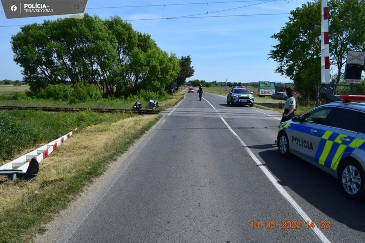 FOTO: Nákladiak vrazil do závor na železničnom priecestí pri Borskom Mikuláši, teraz je nechránené , foto 6