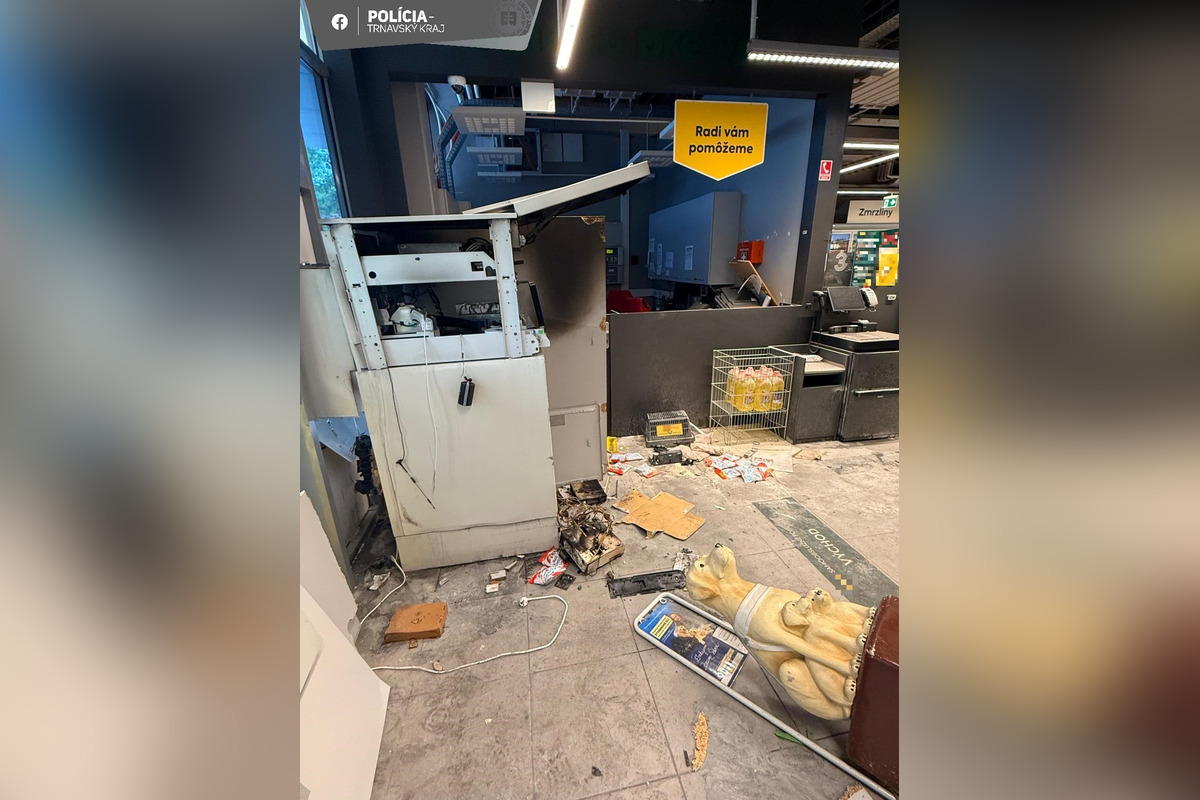 FOTO: V Piešťanoch v noci vybuchol pri obchodnom dome bankomat, foto 1