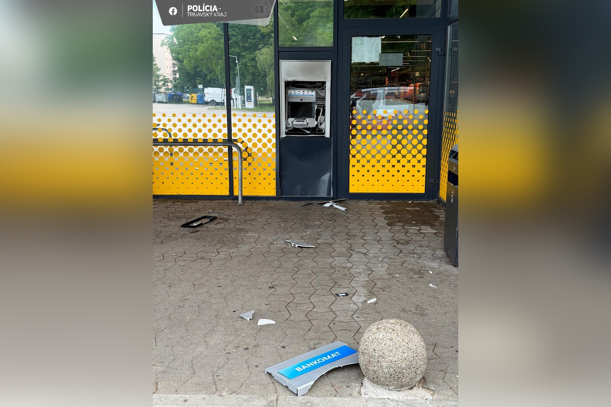 FOTO: V Piešťanoch v noci vybuchol pri obchodnom dome bankomat, foto 2
