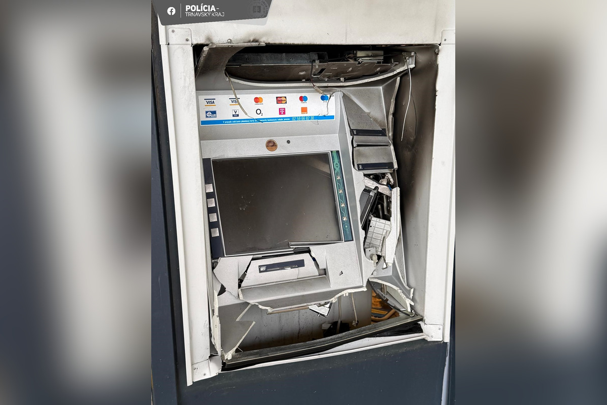FOTO: V Piešťanoch v noci vybuchol pri obchodnom dome bankomat, foto 3