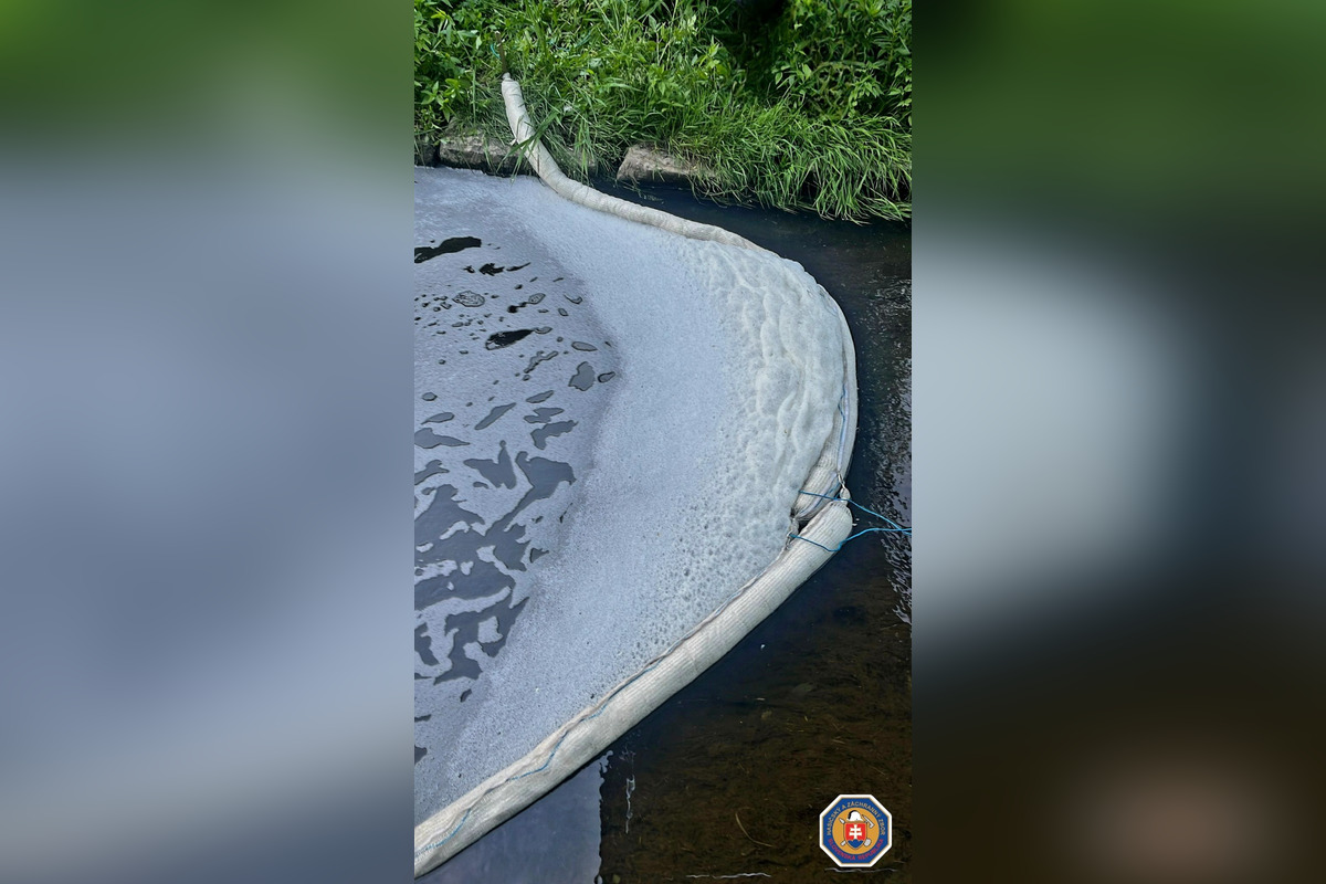 FOTO: Na rieke Trnávka sa objavila biela pena, zasahovali hasiči, foto 1