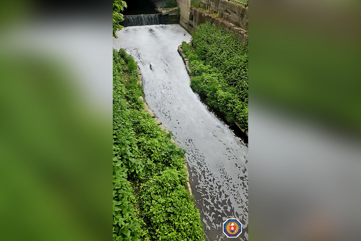 FOTO: Na rieke Trnávka sa objavila biela pena, zasahovali hasiči, foto 2