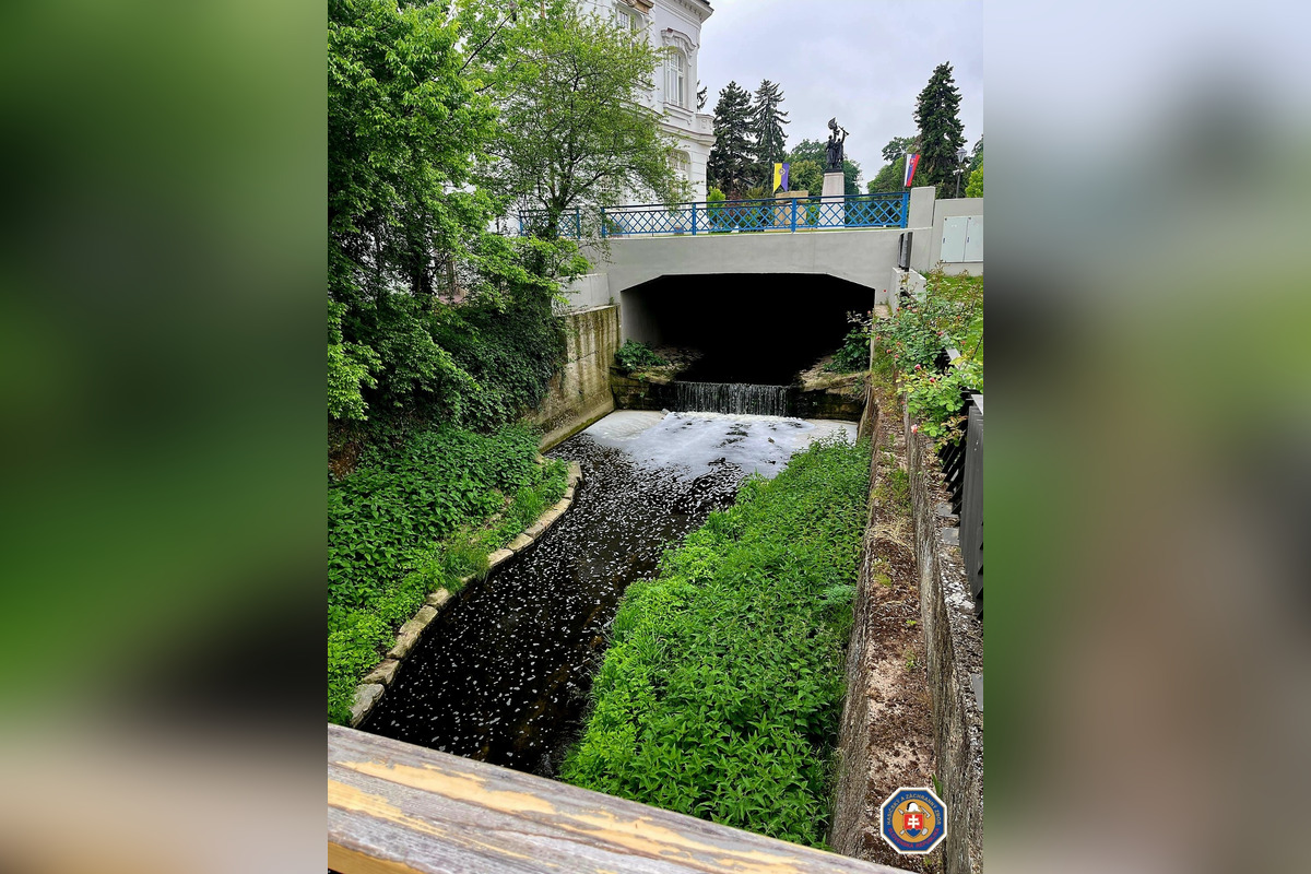 FOTO: Na rieke Trnávka sa objavila biela pena, zasahovali hasiči, foto 3