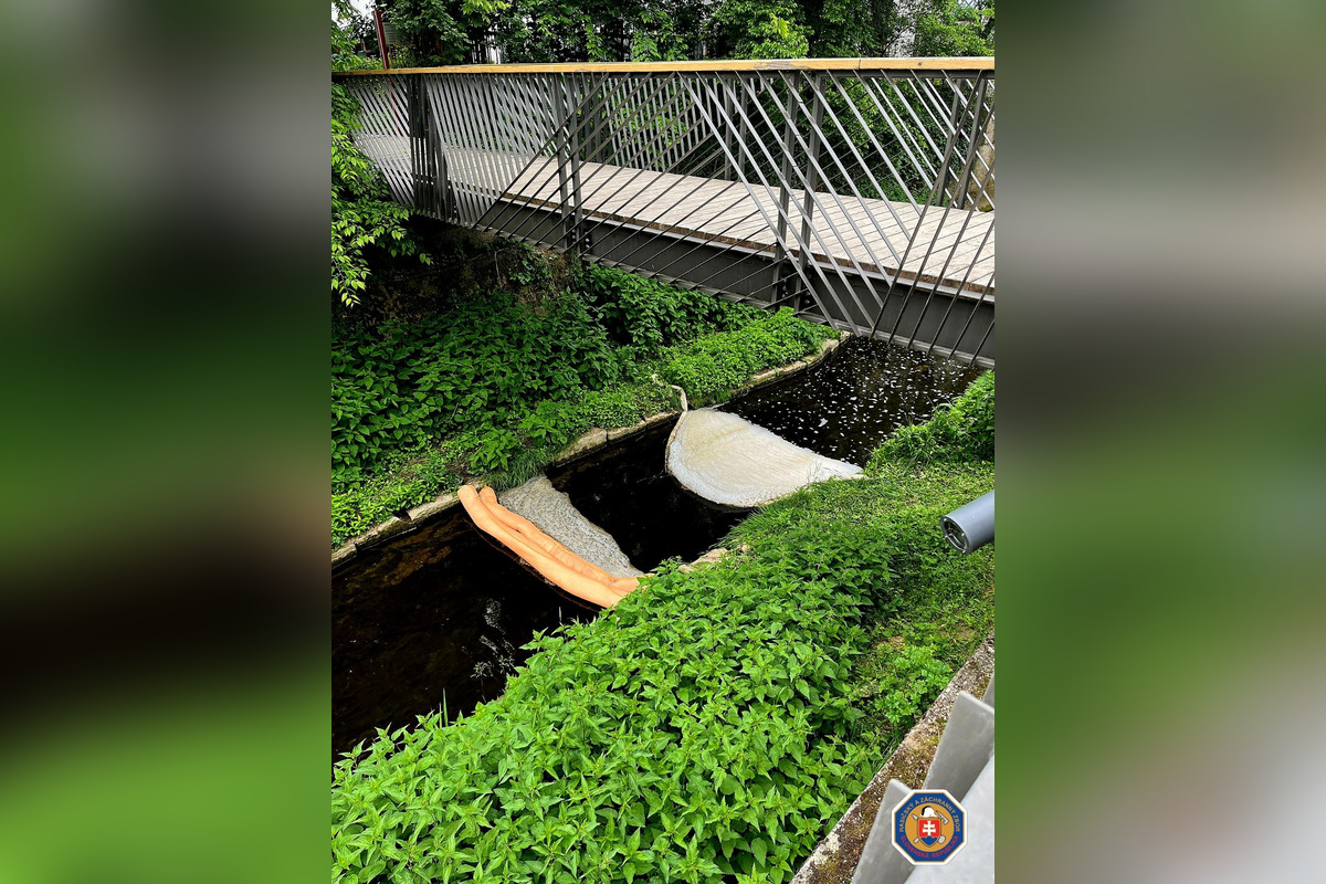 FOTO: Na rieke Trnávka sa objavila biela pena, zasahovali hasiči, foto 4