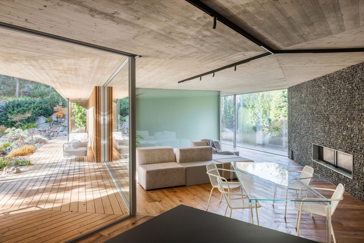 FOTO: Pri Piešťanoch sa nachádza dom priamo uprostred lesa, foto 9