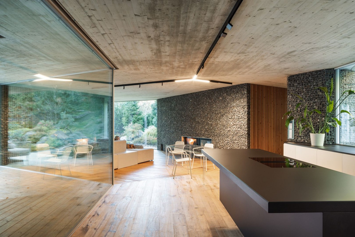 FOTO: Pri Piešťanoch sa nachádza dom priamo uprostred lesa, foto 10