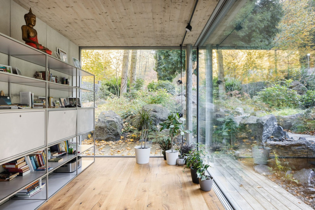 FOTO: Pri Piešťanoch sa nachádza dom priamo uprostred lesa, foto 12