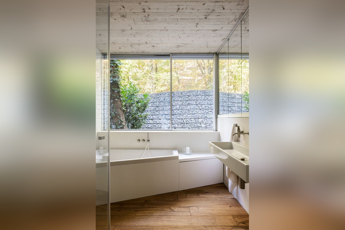 FOTO: Pri Piešťanoch sa nachádza dom priamo uprostred lesa, foto 13