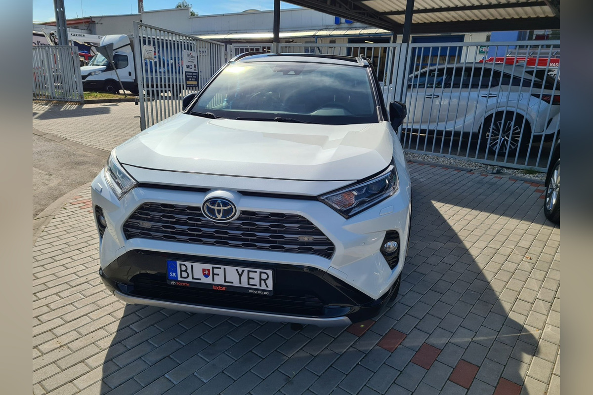 FOTO: Zlodeji odcudzili auto z oploteného areálu v Piešťanoch. Nevideli ste ho?, foto 1