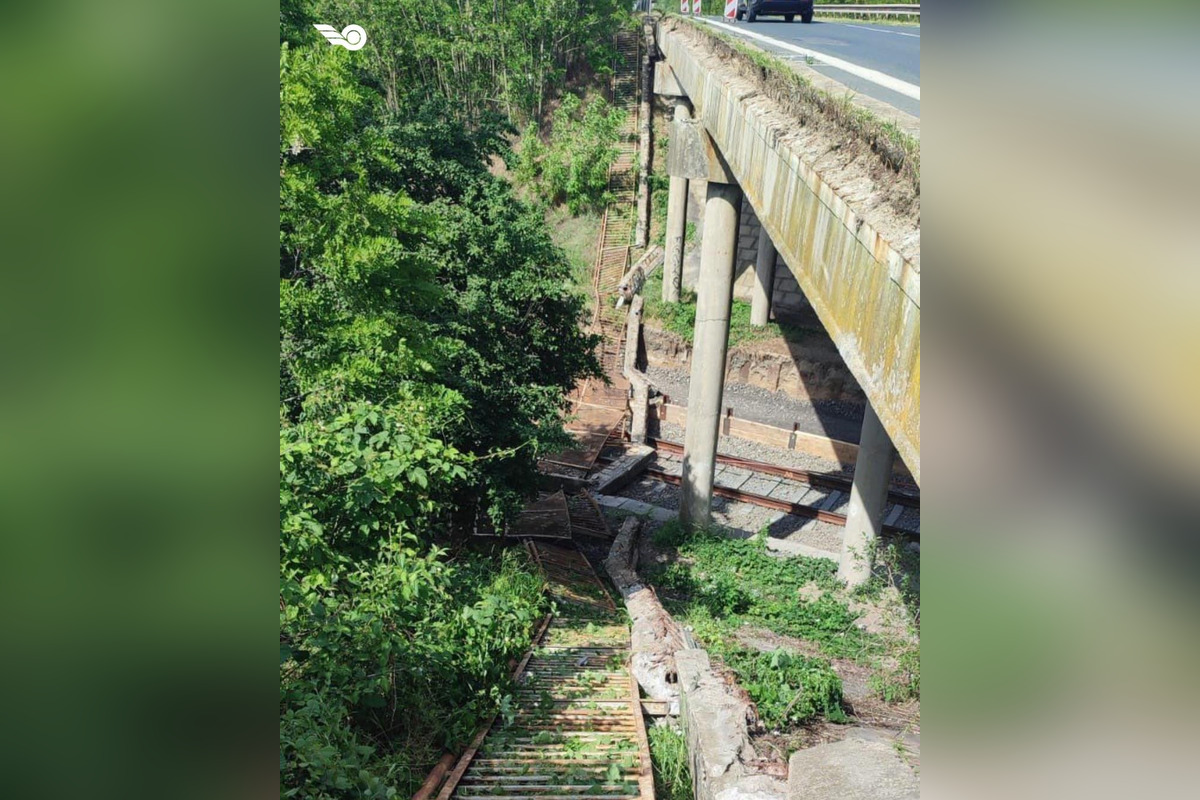 FOTO: Pri obci Brodské sa zrútila časť mostu na železničnú trať, foto 1
