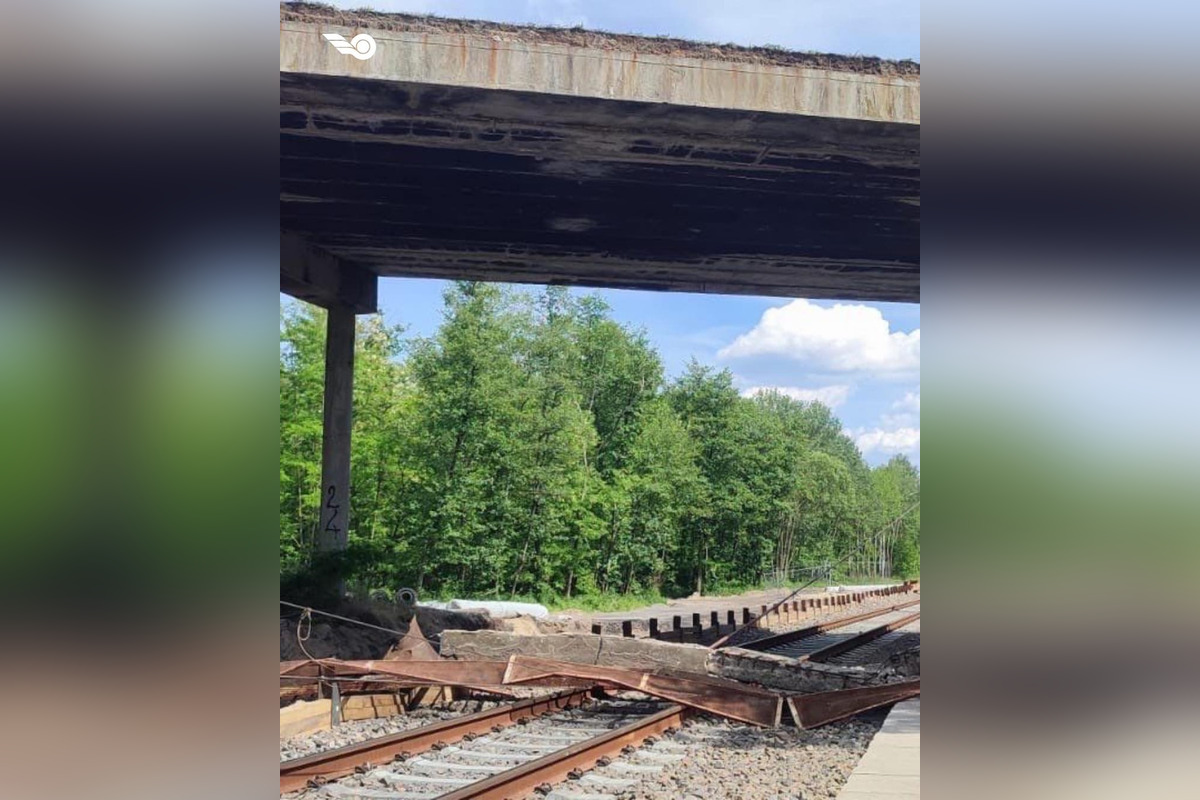 FOTO: Pri obci Brodské sa zrútila časť mostu na železničnú trať, foto 2