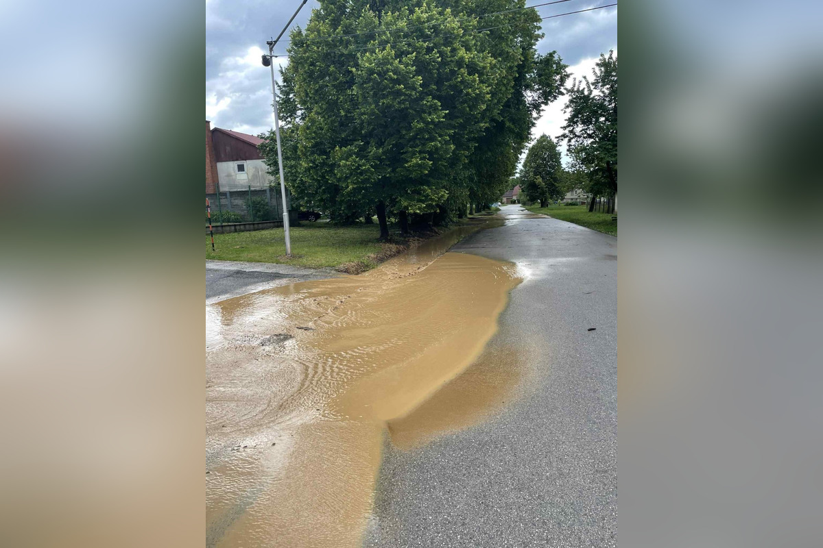 FOTO: V Radošovciach intenzívne búrky zaplavili časti obce, foto 1