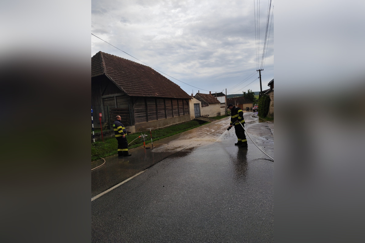 FOTO: V Radošovciach intenzívne búrky zaplavili časti obce, foto 2