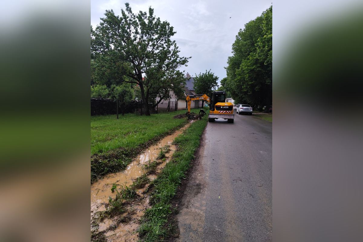 FOTO: V Radošovciach intenzívne búrky zaplavili časti obce, foto 4