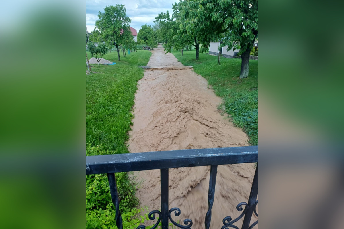 FOTO: V Radošovciach intenzívne búrky zaplavili časti obce, foto 5