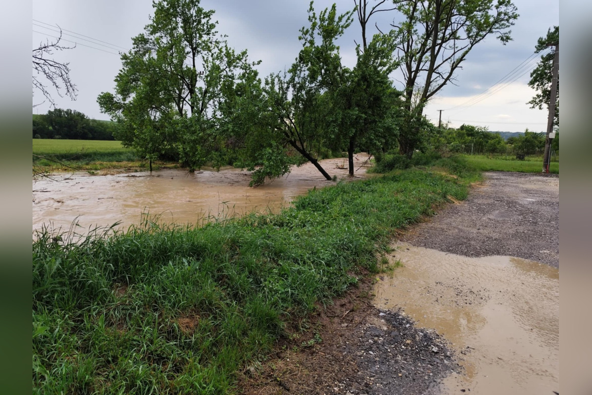 FOTO: V Radošovciach intenzívne búrky zaplavili časti obce, foto 6