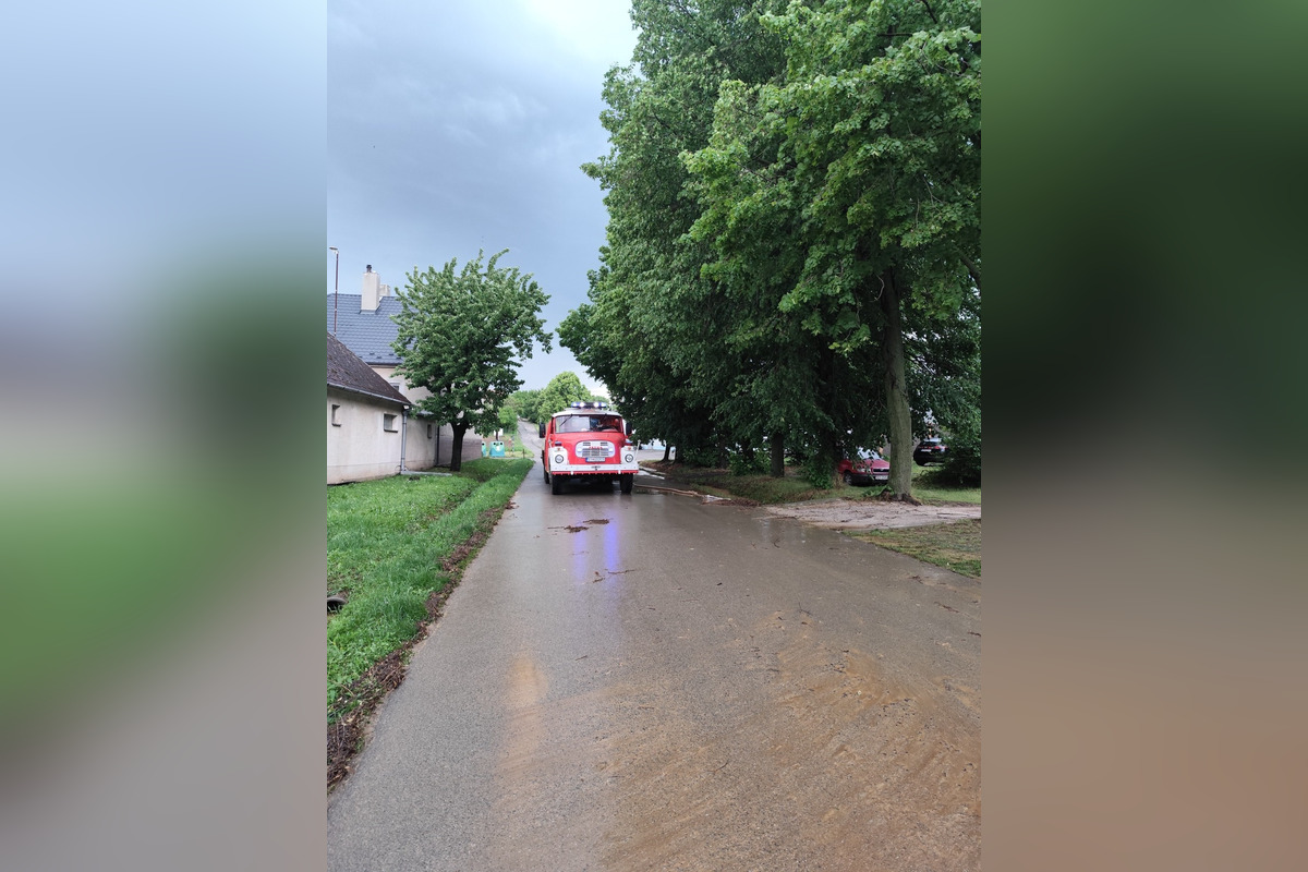 FOTO: V Radošovciach intenzívne búrky zaplavili časti obce, foto 7