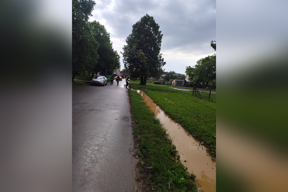 FOTO: V Radošovciach intenzívne búrky zaplavili časti obce, foto 8