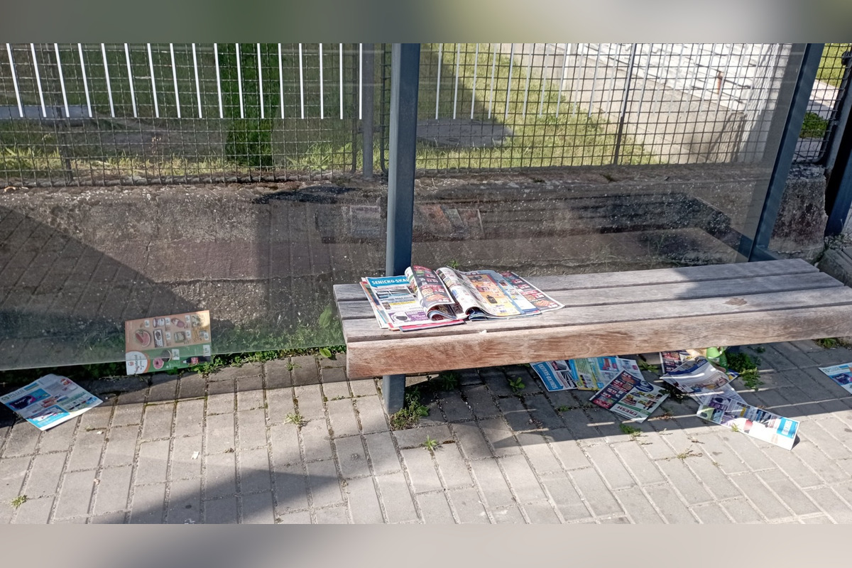 FOTO: Obyvateľom Šaštín-Stráží už dlhší čas neprišli letáky do schránky. Končia pohodené na zastávke, foto 1