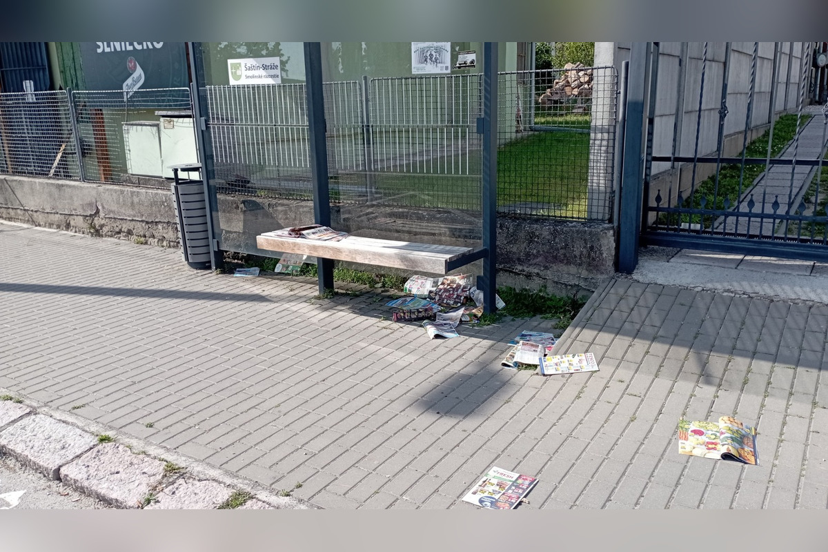 FOTO: Obyvateľom Šaštín-Stráží už dlhší čas neprišli letáky do schránky. Končia pohodené na zastávke, foto 2
