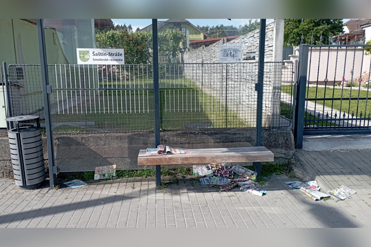 FOTO: Obyvateľom Šaštín-Stráží už dlhší čas neprišli letáky do schránky. Končia pohodené na zastávke, foto 3