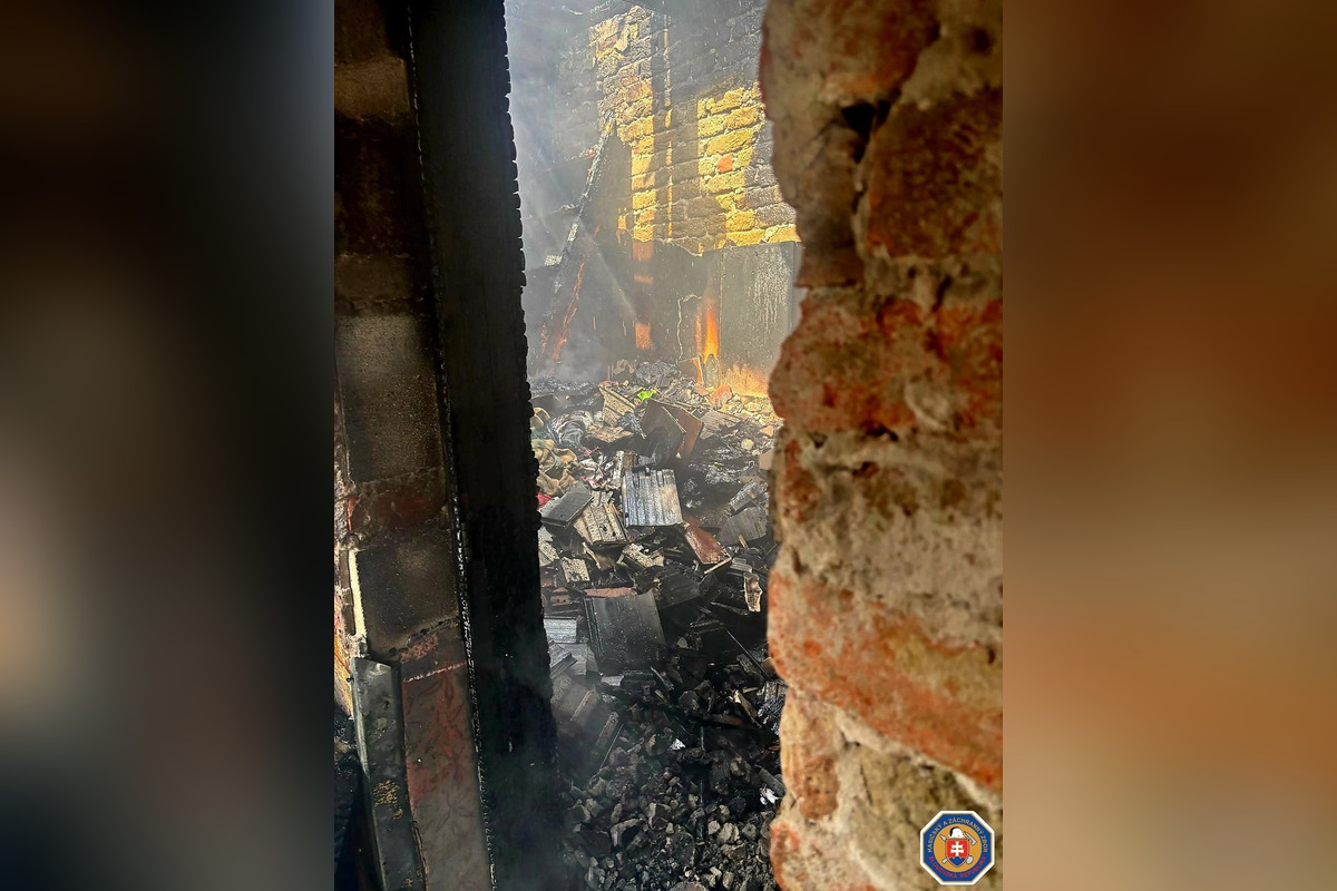 FOTO: V Šajdíkových Humenciach horel dom. Plamene zachvátili strechu a jednu z izieb, foto 1
