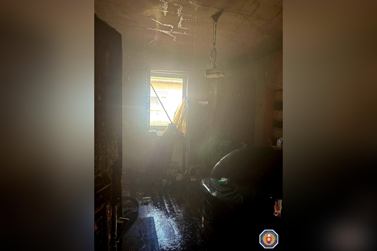 FOTO: V Šajdíkových Humenciach horel dom. Plamene zachvátili strechu a jednu z izieb, foto 2