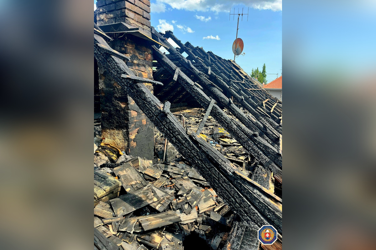 FOTO: V Šajdíkových Humenciach horel dom. Plamene zachvátili strechu a jednu z izieb, foto 3