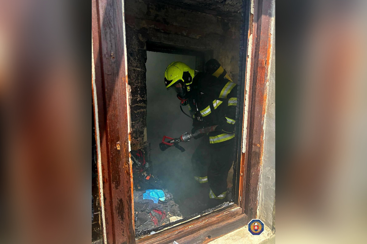 FOTO: V Šajdíkových Humenciach horel dom. Plamene zachvátili strechu a jednu z izieb, foto 4