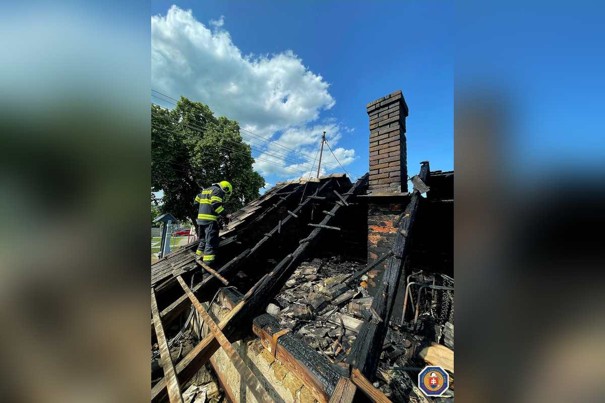 FOTO: V Šajdíkových Humenciach horel dom. Plamene zachvátili strechu a jednu z izieb, foto 5