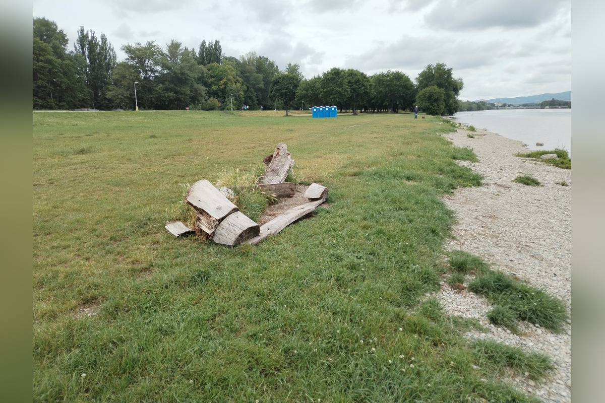 FOTO: V Piešťanoch cez víkend vyčíňali vandali, zlomili lavičku pri Sĺňave, foto 2