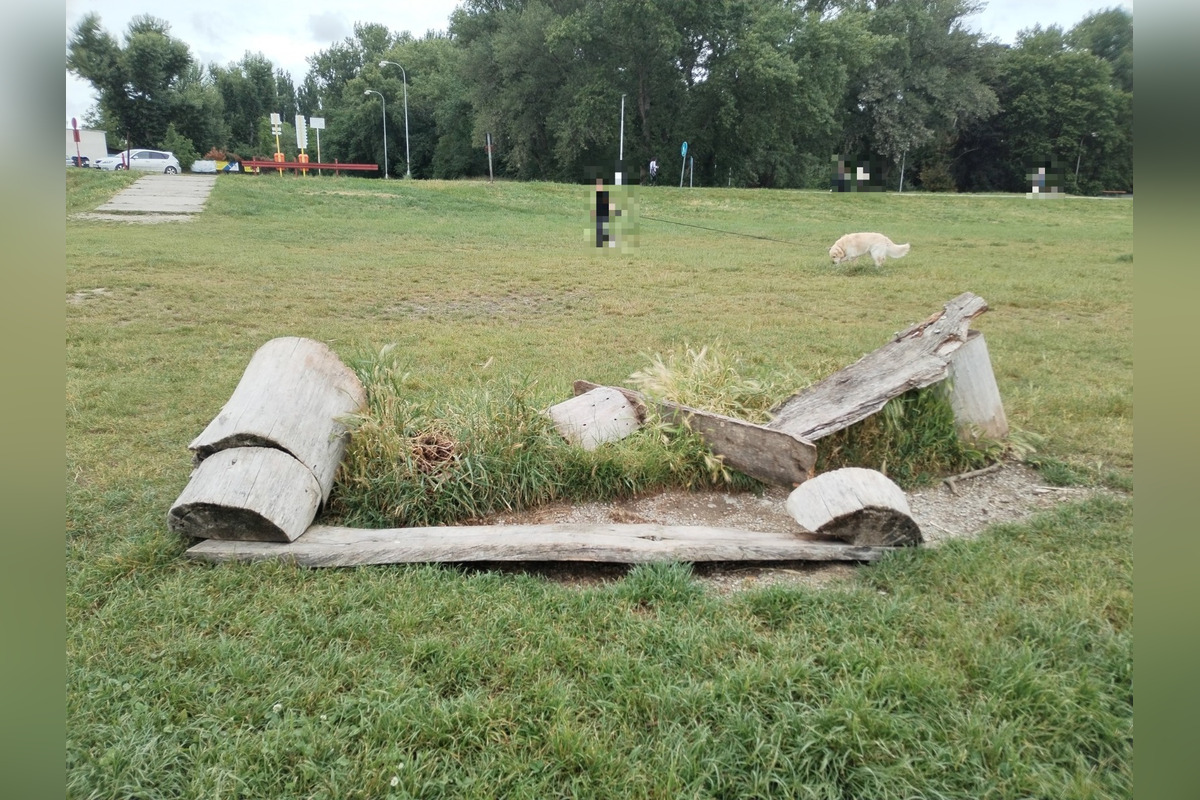 FOTO: V Piešťanoch cez víkend vyčíňali vandali, zlomili lavičku pri Sĺňave, foto 3