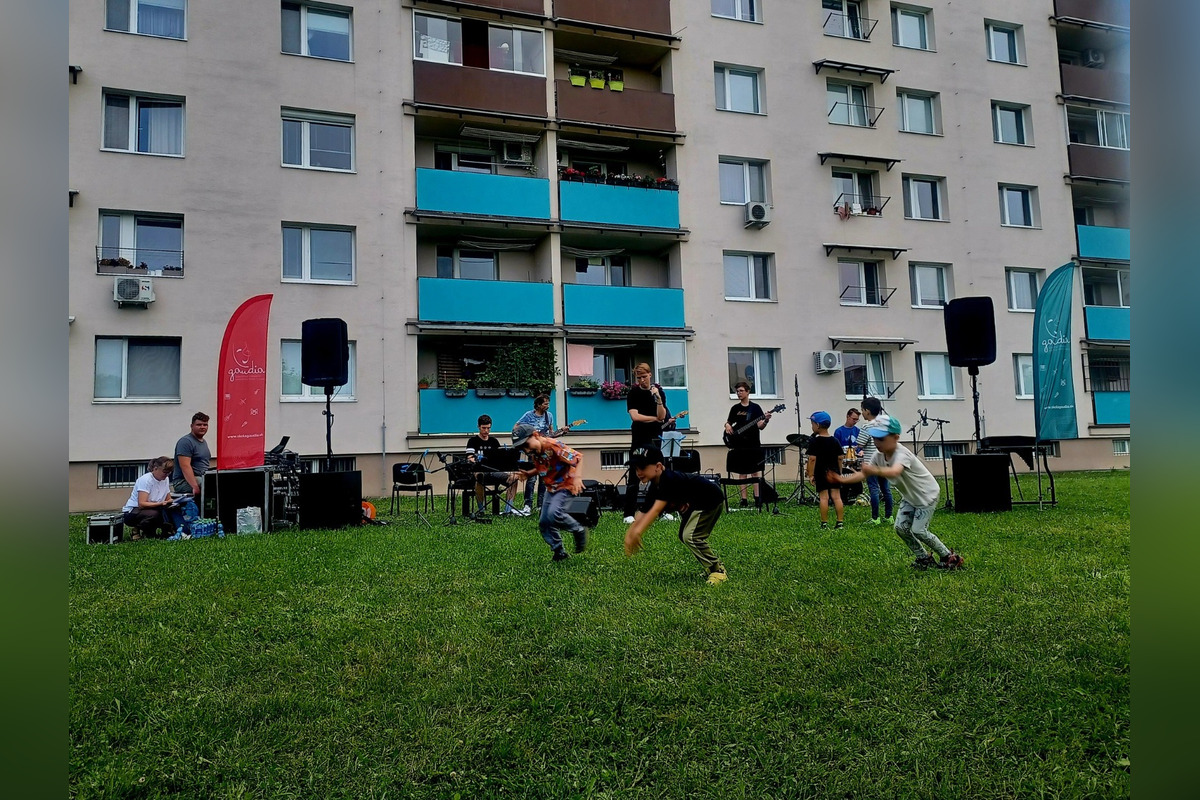 FOTO: Na Agátke to ožilo koncertom, ktorý zorganizovala miesta komunita, foto 1