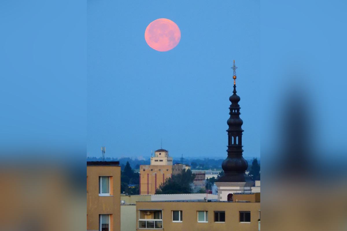 FOTO: Jahodový spln mesiaca nad Trnavou, foto 1